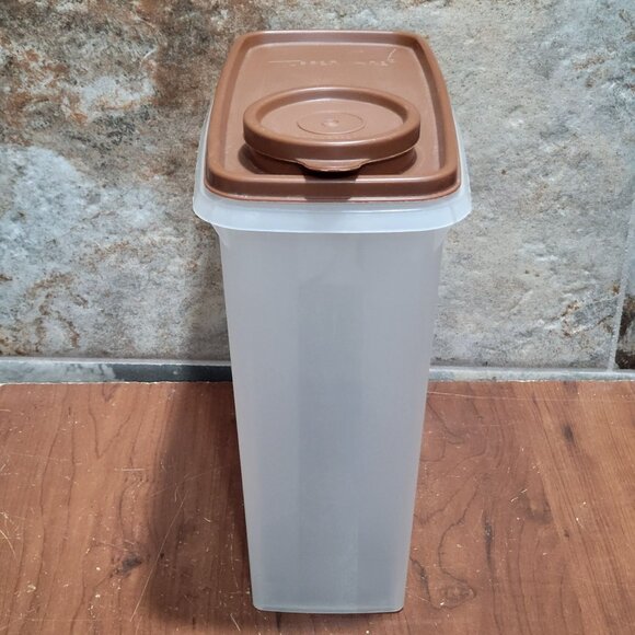 Vintage Tupperware Store-N-Pour 13 cup Storage Container Brown Flip Top Lid - Picture 3 of 12